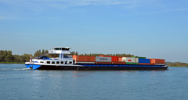 MS JUSTIN talwärts bei Hügelsheim