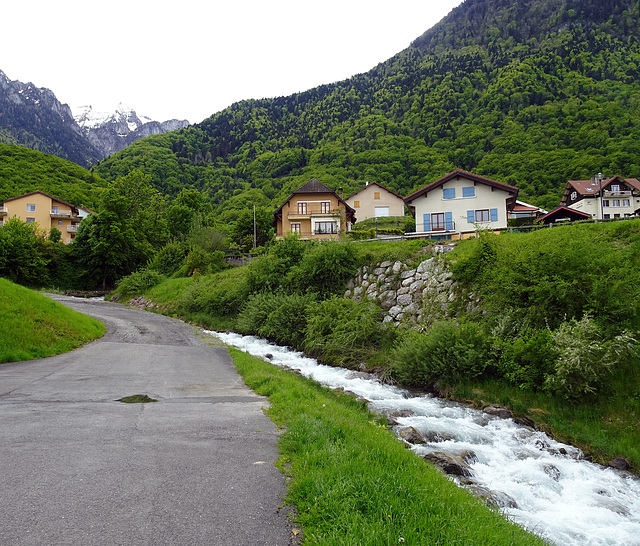 Der Fluss La Morge fliesst teilweise genau auf der Grenze von Saint-Gingolph VS und Saint-Gingolph Frankreich