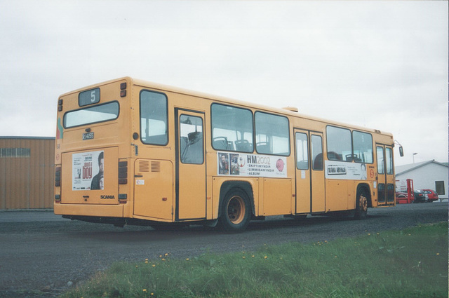 Strætó 55 at Skeljanes, Reykjavík - 30 July 2002 (499-31)