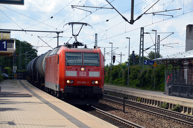 DB Lok Nr. 145 012-1 bei der Durchfahrt im Bahnhof Bühl mit einem gemischten Güterzug