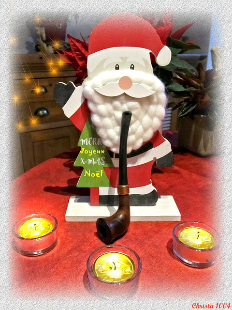 Always Santa Claus, this time with his pipe...