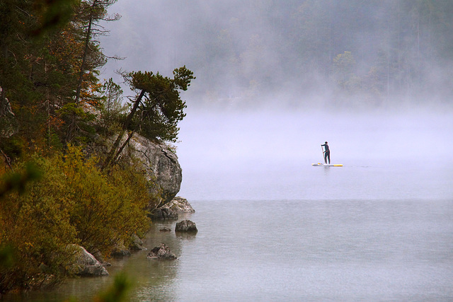 Stand Up Paddling im Nebel