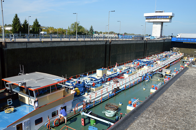 Begegnung in der Schleuse