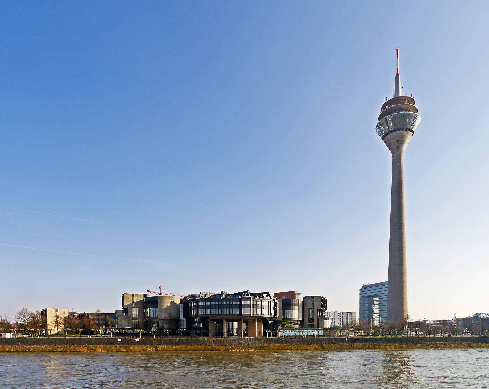 Landtag Nordreihn-Westfalen mit dem Rheinturm