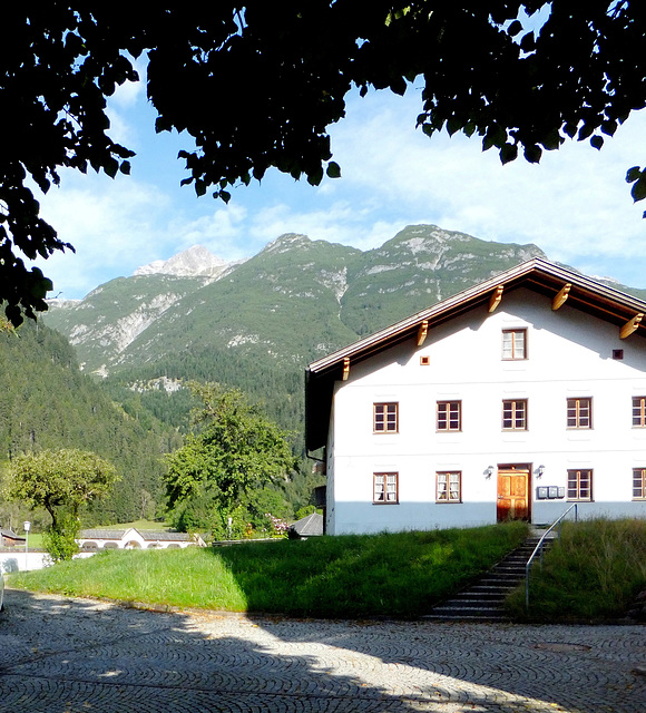 Häselgehr. Der Pfarrhof. (Widum) ©UdoSm