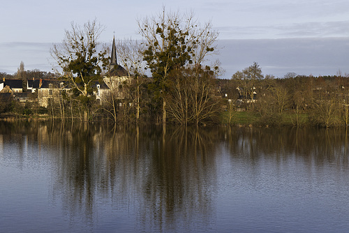 Clocher de Soucelles au bord du Loir.