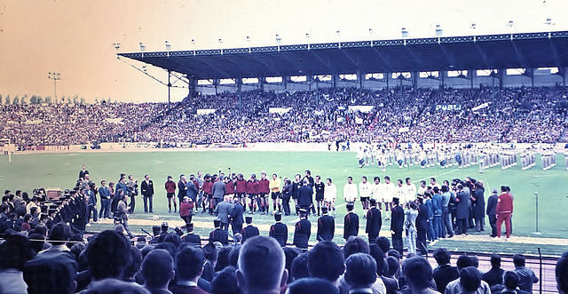 Colombes (92)  20 juin 1971. Stade Yves du Manoir. Finale de la Coupe de France de football, Rennes-Lyon.  (Diapositive numérisée).