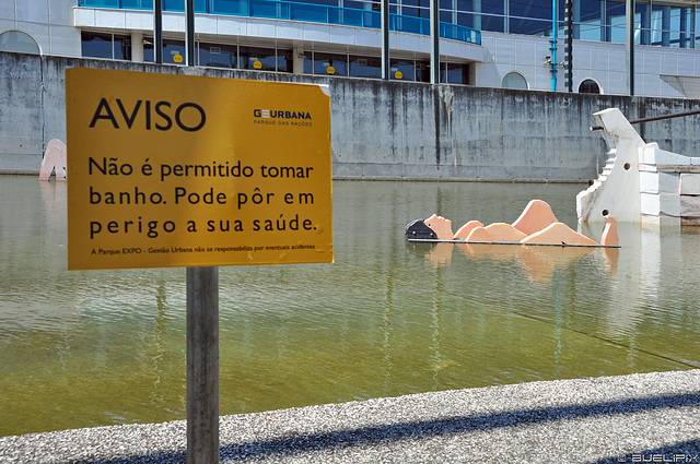 Es ist nicht erlaubt zu baden. Es könnte Ihrer Gesundheit schaden. (© Buelipix)