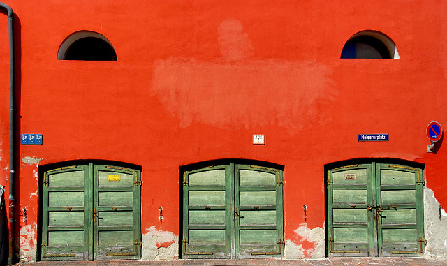 Das rote Haus mit den drei Garagen