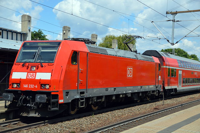 DB Lok Nr. 146 232-4 als Regioexpress nach Offenburg im Bahnhof Bühl