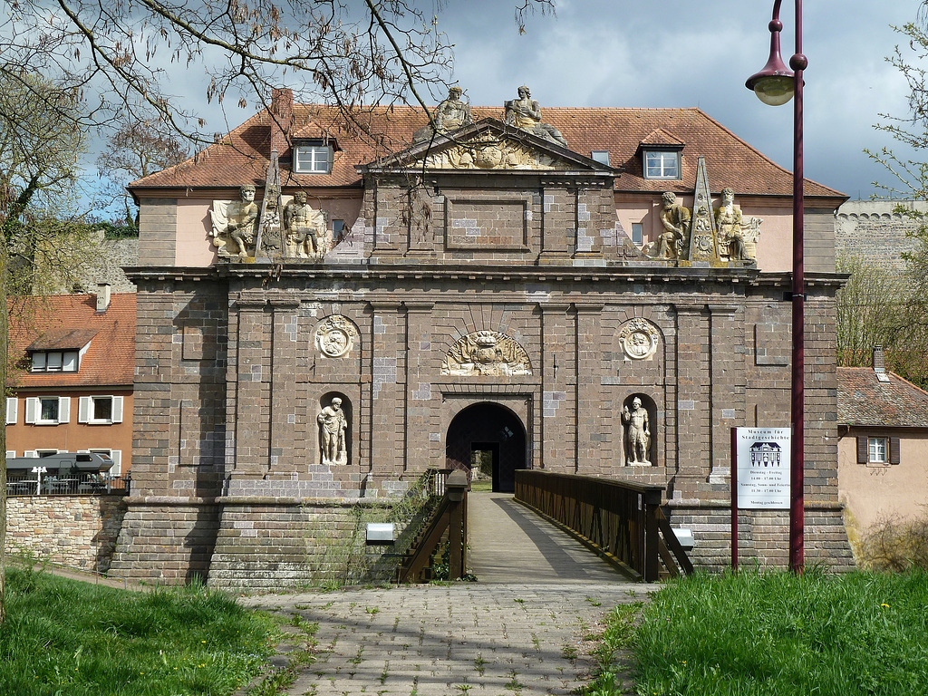 Das Rheintor auf der Rheinseite