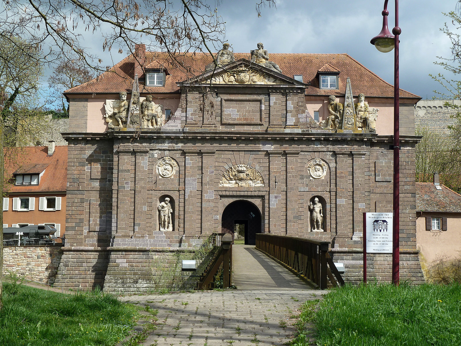 Das Rheintor auf der Rheinseite