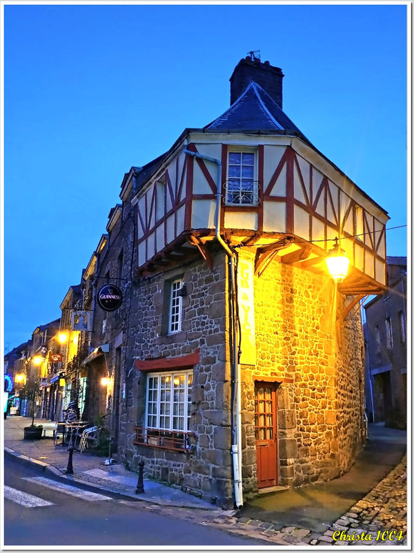 Victor's Pub at twilight