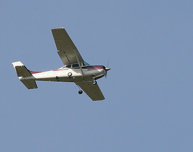 Vieux Cessna Britannique survolant mon jardin.