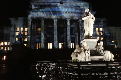 IP-Treffen in Berlin: Nächtlicher Gendarmenmarkt mit Schillerbrunnen (4 x PiP)