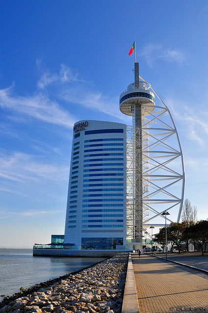 der Torre Vasco da Gama und Hotel Myriad am Ufer des Tejo (© Buelipix)