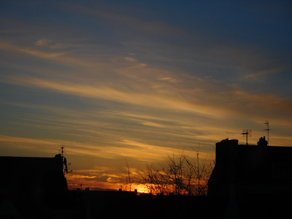 au beau ciel au lever du soleil