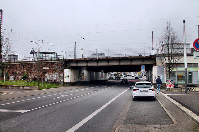 Eppinghofer Straße mit Eisenbahnbrücke (Mülheim an der Ruhr) / 30.03.2024