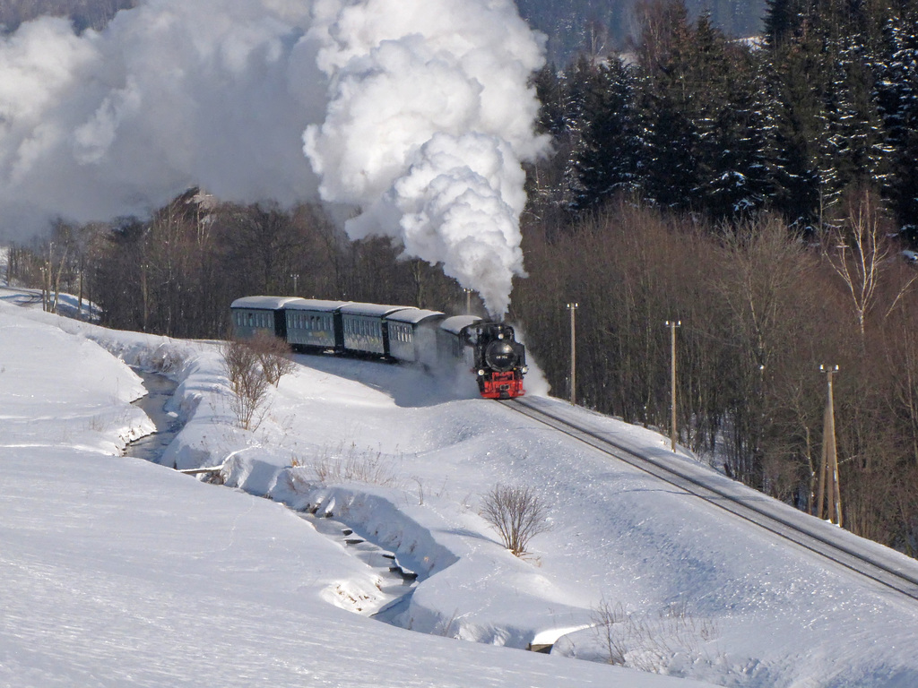 99 794 mit einem Personenzug Richtung Oberwiesenthal