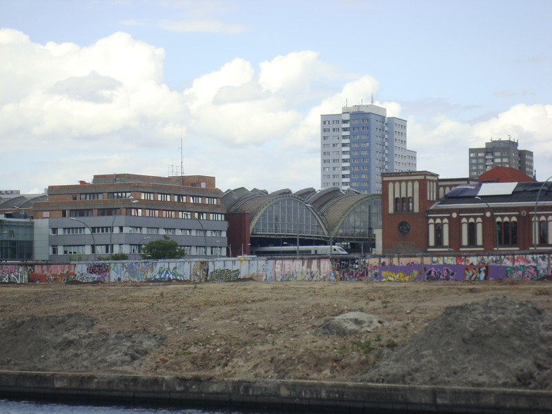 Friedrichshain mit Ostbahnhof und Mauerresten