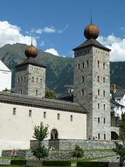 Zwei der vier Zwiebeltürme, im Hintergrund das Klenenhorn