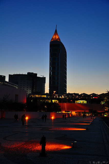 Parque das Nações - das Gelände der Expo 1998 in Lissabon zur blauen Stunde (© Buelipix)