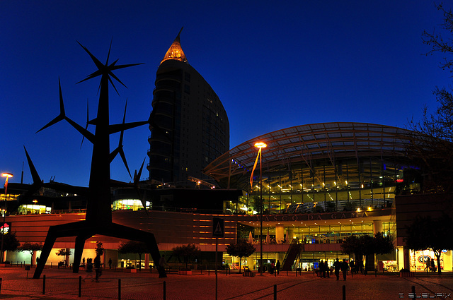 Shoppingcenter Vasco da Gama by Night (© Buelipix)