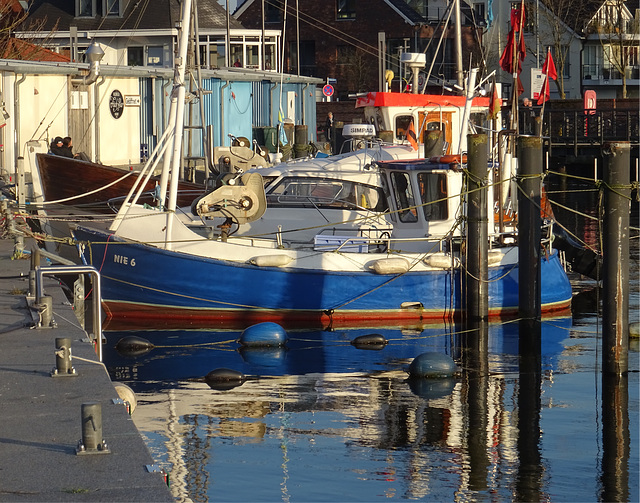 klein sind der Niendorfer Hafen und die Fischerboote darin