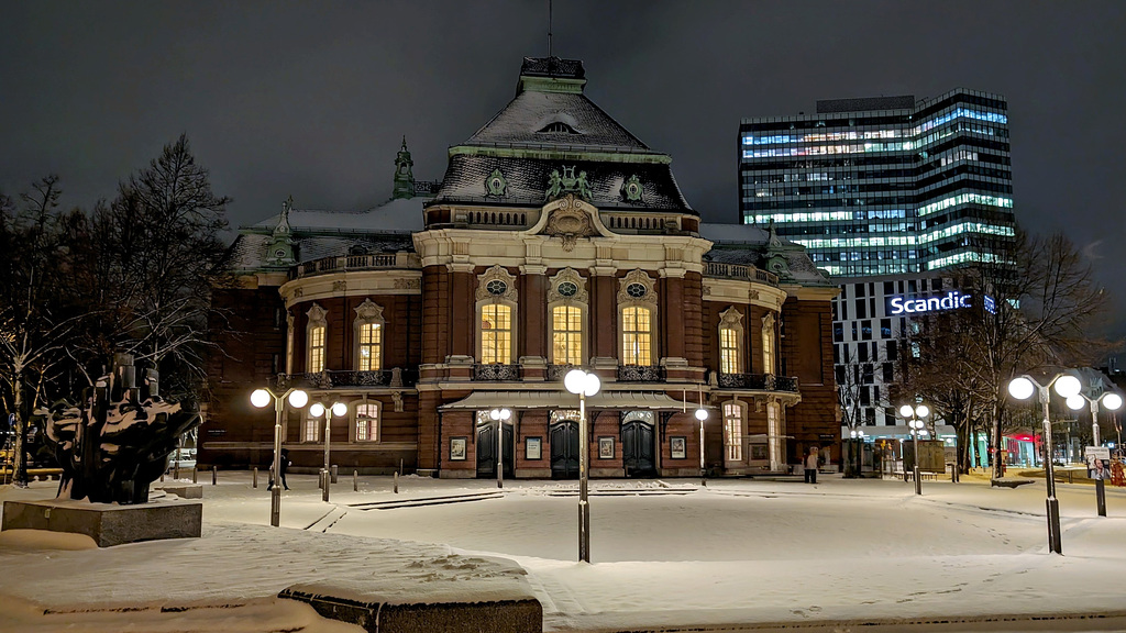 Laeiszhalle nach Schneefall