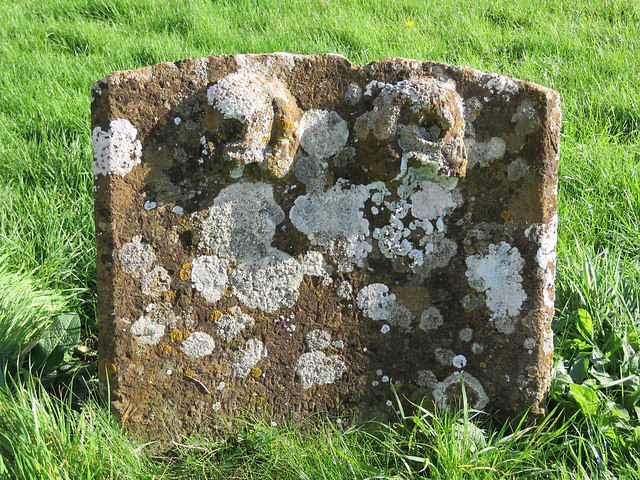 middleton stoney church, oxon (4)skulls on a c18 tombstone