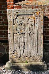Dambeck, Grabplatte an der Kirche