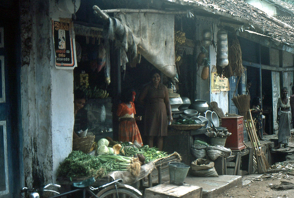 Haupteinkaufsstrasse in Beruwala Sri Lanka 1982