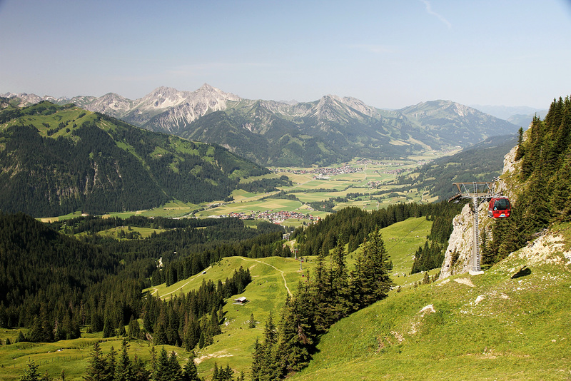 Tannheimer Tal ( Bildmitte Grän)