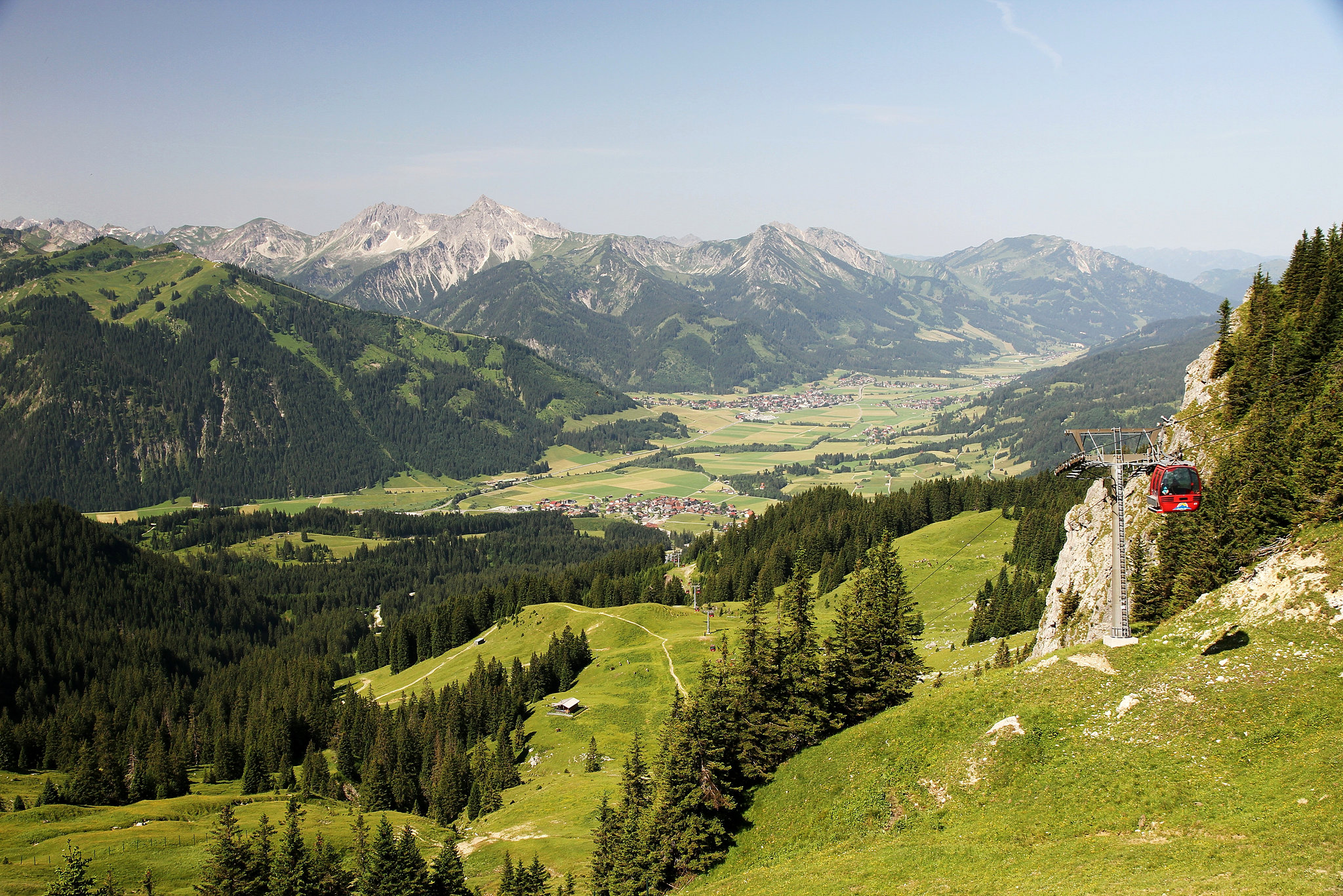 Tannheimer Tal ( Bildmitte Grän)
