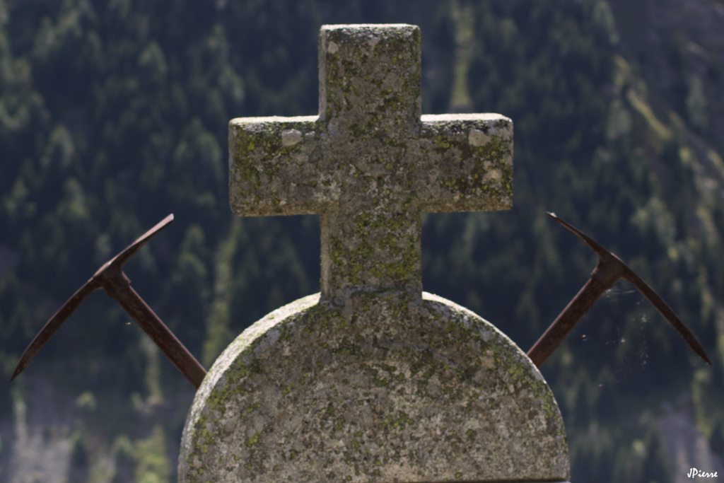 Tombe de Pierre Gaspard, célèbre alpiniste ayant le 1er vaincu la Meije