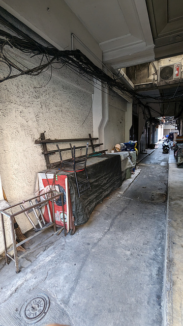 Ruelle Siang Pure / Bangkok's typical narrow streer