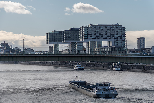 Blick von der Hohenzollernbrücke zu den Kranhäusern