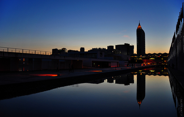 Parque das Nações - das Gelände der Expo 1998 in Lissabon zur blauen Stunde (© Buelipix)