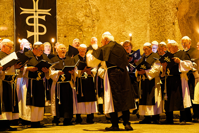 Singen der Mönche in der Ruine der Klosterkirche
