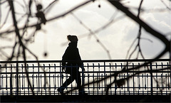 Silhouette sur un pont