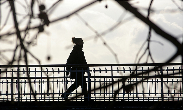 Silhouette sur un pont