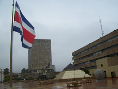 Tribunals de Justícia i Torre Judicial de Costa Rica. San José, sempre sota la pluja.