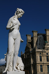 Nymphe , marbre d'Edmond Lévèque - Jardin des Tuileries - Paris