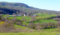 au bas coule une rivière "la Santoire"...