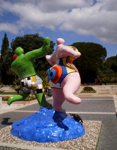 "Les Baigneuses", by Niki Saint-Phalle (1985).