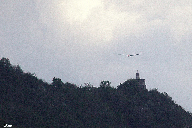 Planeur passant juste au dessus d'une chapelle sur un promontoir à 900 m daltitude
