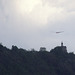 Planeur passant juste au dessus d'une chapelle sur un promontoir à 900 m daltitude