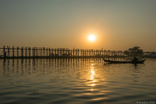 Sonnenuntergang bei der U-Bein-Brücke (© Buelipix)