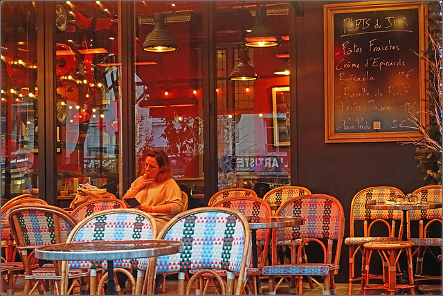 Seule à la terrasse