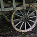 Un vieux chariot en bois d'arbre carrément avec des roues rondes